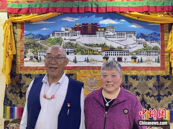 甲央曲培和杜應芳在家中。彭寧鈴 攝