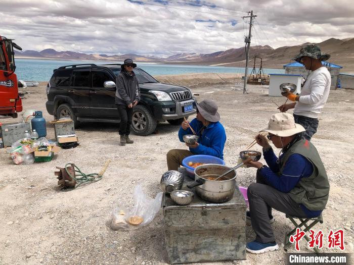 在“世界屋脊”上作業(yè)，中國科考隊(duì)員衣、食、住、行有何特色？