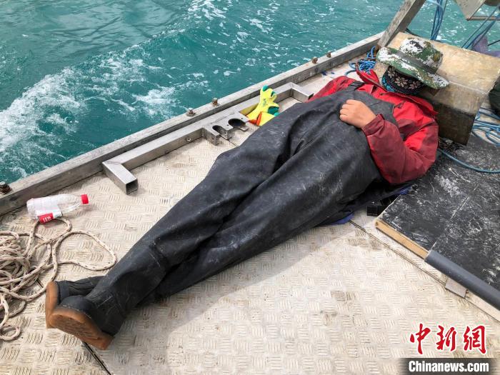 科考隊(duì)員在高原湖泊的鉆探平臺上累了臨時就地休息?！?lt;a target='_blank' ><p  align=