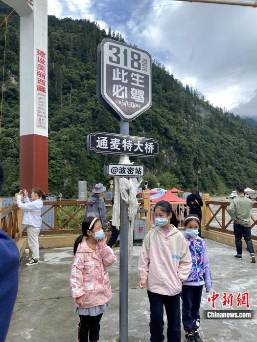 游人在通麥特大橋拍照打卡。彭寧鈴 攝