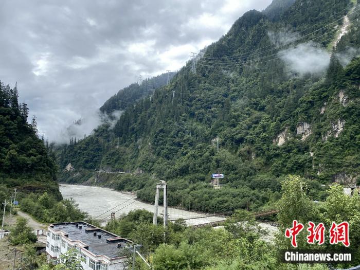 險(xiǎn)山急流中的兩座橋。彭寧鈴 攝
