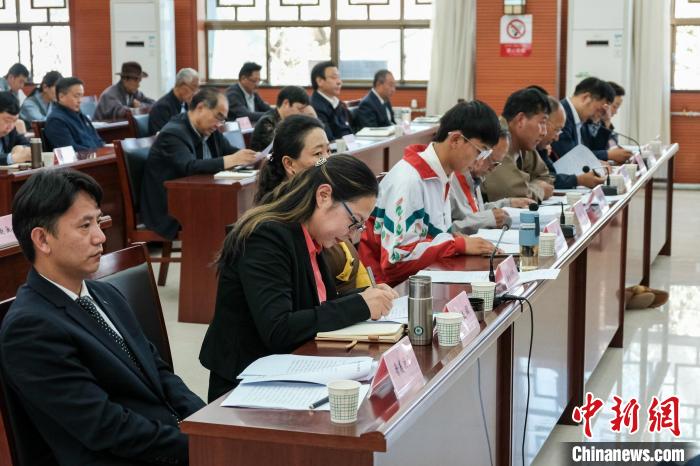 圖為8月10日座談會現(xiàn)場，左一為歸國定居藏胞晉美次旦?！〗w波 攝