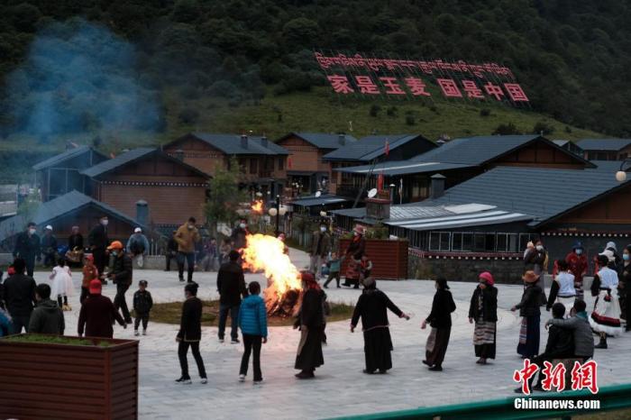 圖為8月5日，玉麥鄉(xiāng)民眾在鄉(xiāng)里跳鍋莊舞，從前的“三人鄉(xiāng)”熱鬧起來了。 <a target='_blank' ></p><p  align=