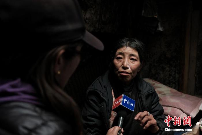 圖為8月6日，卓嘎在牧場小屋內(nèi)接受<a target='_blank' ></p><p  align=