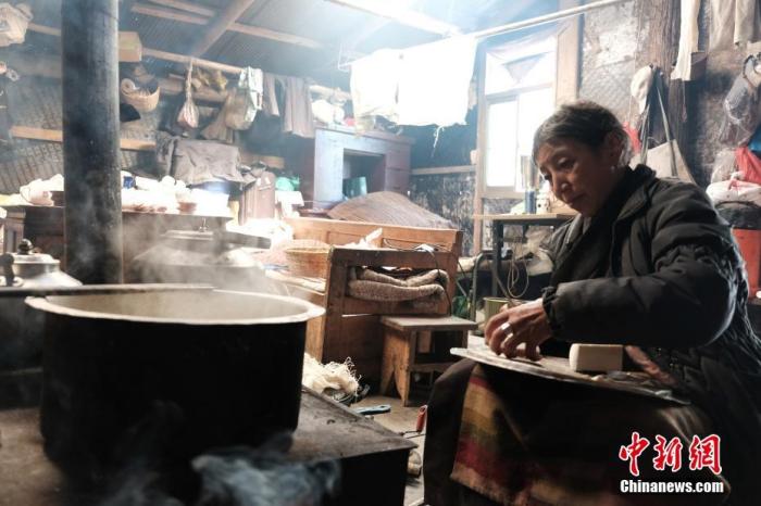 圖為8月6日，60歲的卓嘎在玉麥鄉(xiāng)牧場放牧點(diǎn)制作奶渣。 <a target='_blank' ></p><p  align=