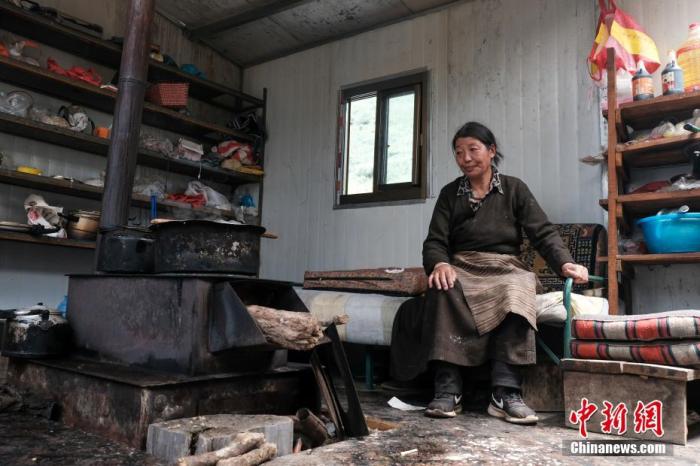 圖為8月6日，“玉麥姐妹”央宗在自家牧場放牧點(diǎn)的小屋里，她傳承了父親的生活習(xí)慣，喜歡待在牧場。 <a target='_blank' ></p><p  align=