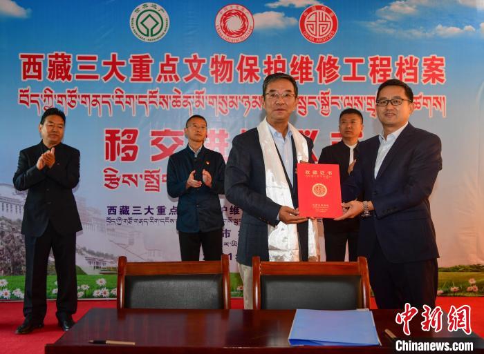 圖為西藏三大重點(diǎn)文物保護(hù)維修工程檔案移交進(jìn)館儀式現(xiàn)場(chǎng)?！∝暩聛硭?攝