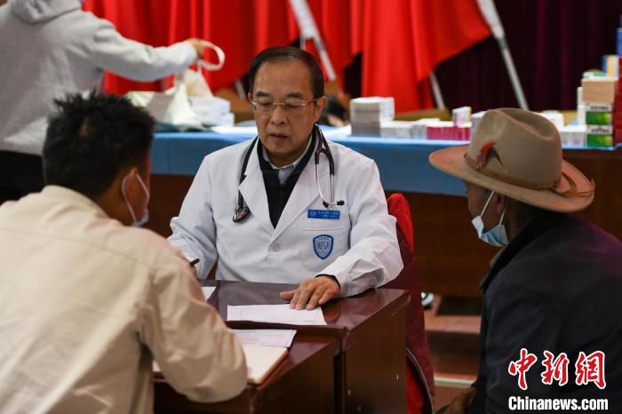 北京大學(xué)人民醫(yī)院心臟中心副主任、博士生導(dǎo)師王偉民為農(nóng)牧民問診?！〗w波 攝