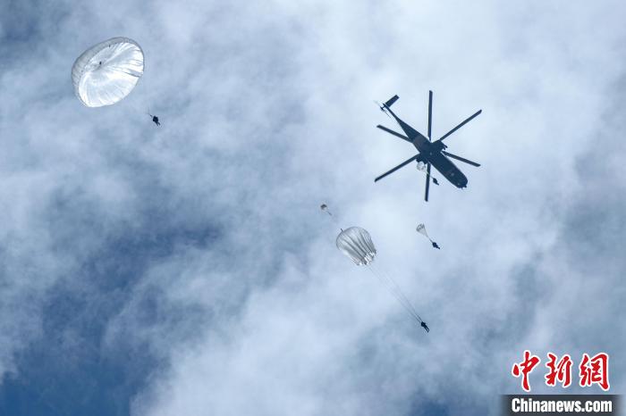 圖為傘降女兵在空中開傘?！⊥跏鰱| 攝