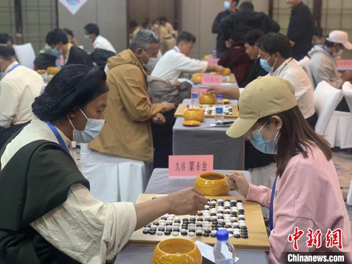 圖為參賽選手正在進(jìn)行藏棋對弈?！≈x牧 攝