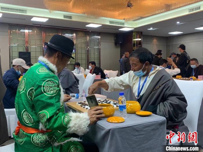 圖為參賽選手正在進(jìn)行藏棋對弈?！≈x牧 攝