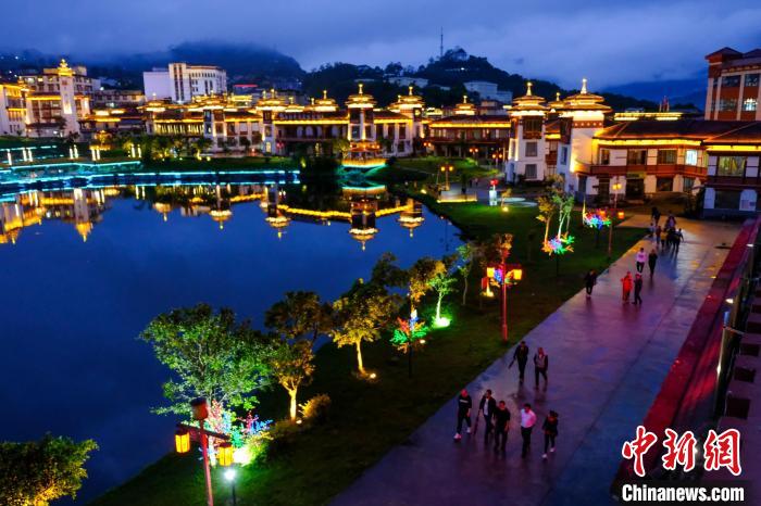 圖為2021年5月18日，西藏自治區(qū)墨脫縣城入夜，昔日的“高原孤島”如今面貌一新?！〗w波 攝