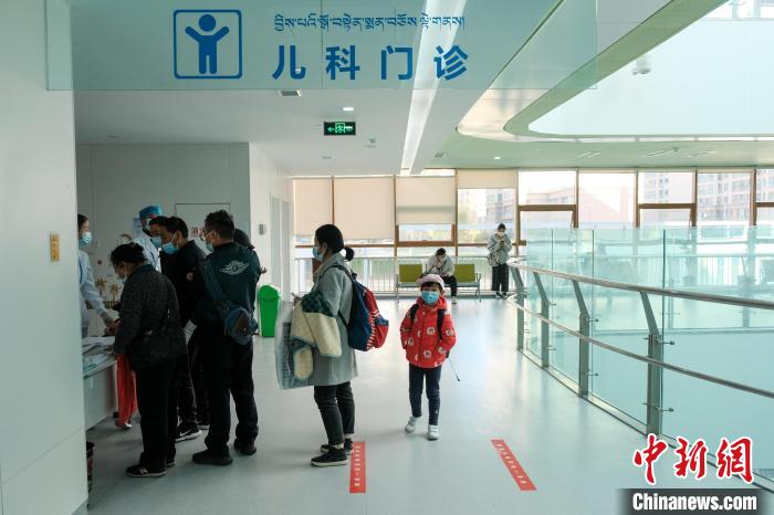 圖為兒科義診接診現(xiàn)場(chǎng)?！〗w波 攝