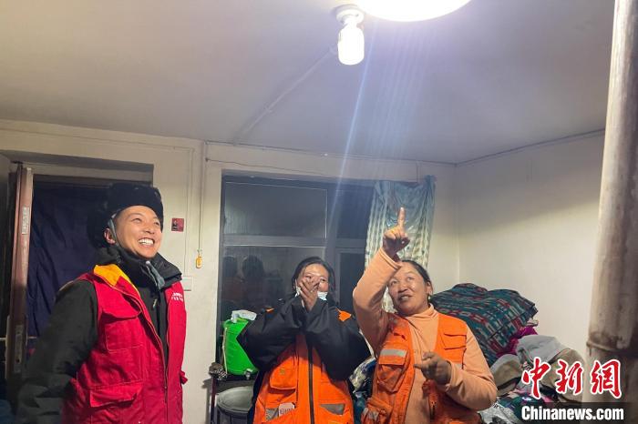 青藏公路109道班接入大網(wǎng)電?！?閆昱翰 　攝