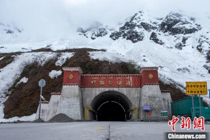 墨脫公路控制性工程——嘎隆拉隧道。上方為嘎隆拉雪山，曾是進(jìn)入墨脫最大的“攔路虎”。