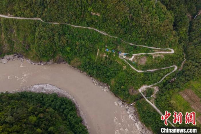 雅魯藏布江一側(cè)的墨脫公路。