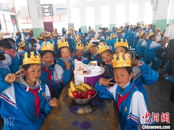 圖為加查縣安繞鎮(zhèn)小學(xué)學(xué)生集體過六一兒童節(jié)?！“怖@鎮(zhèn)小學(xué)供圖