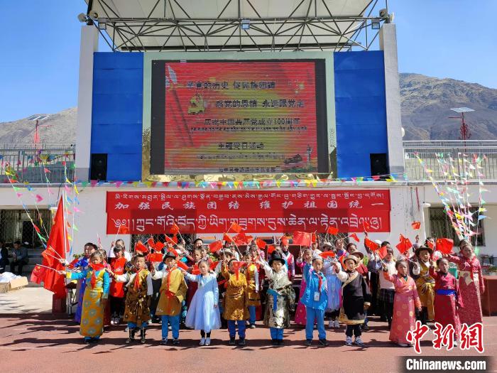 圖為加查縣安繞鎮(zhèn)小學(xué)各民族代表學(xué)生齊唱紅歌?！“怖@鎮(zhèn)小學(xué)供圖