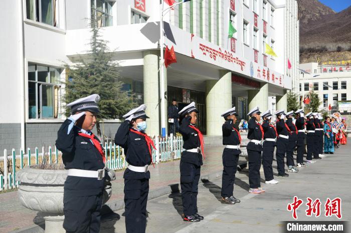 圖為加查縣安繞鎮(zhèn)小學(xué)學(xué)生爭當(dāng)“小交警”體驗交警工作?！∝暩聛硭?攝