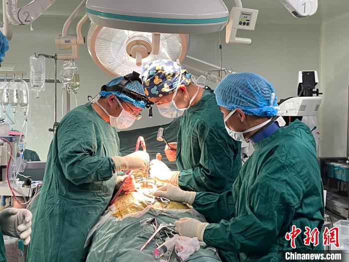 圖為在北京援藏醫(yī)療隊(duì)專家指導(dǎo)下，多項(xiàng)新技術(shù)使用到脊柱疾病的手術(shù)中。(資料圖) 拉薩市人民醫(yī)院脊柱外科供圖