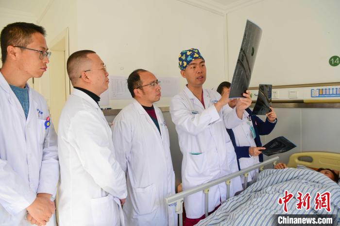 圖為醫(yī)療援藏專家何蔚(站右二)與馮敬云(左二)、廖濤(左三)等人討論患者病情。(資料圖) 貢嘎來松 攝
