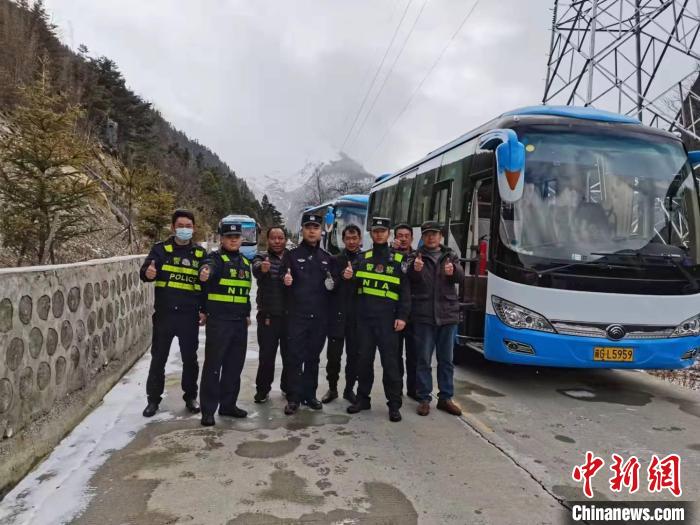 救援成功后，司機(jī)們與邊境派出所民警合影?！±罱ǚ?攝