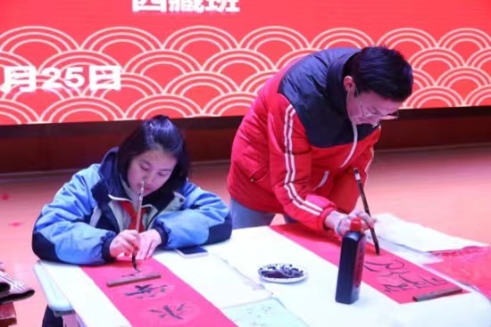 現(xiàn)場書寫春聯(lián)。梁超攝