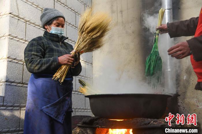圖為拉薩手藝人制作年貨“羅薩梅朵”。　貢嘎來松 攝