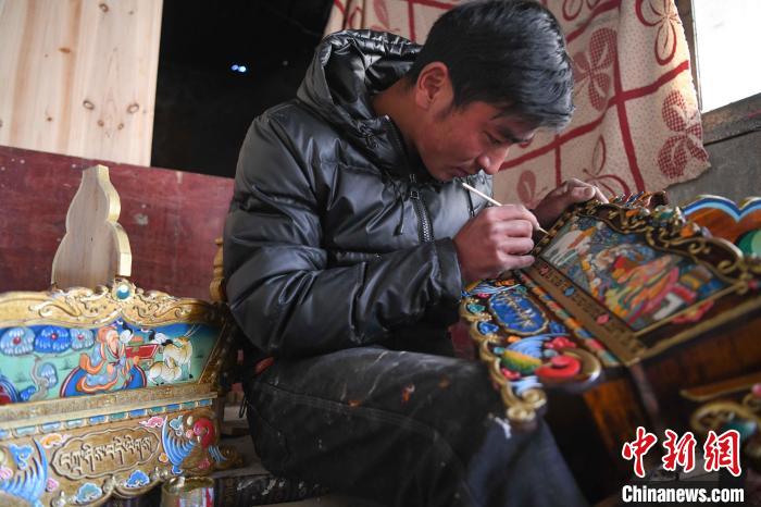 圖為拉薩手藝人制作年貨“切瑪盒”。　貢嘎來松 攝