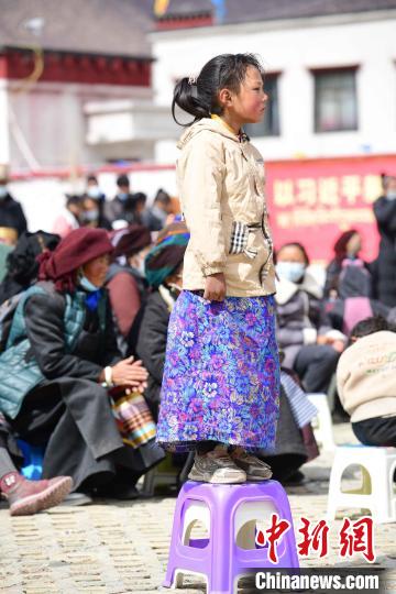 圖為觀看節(jié)目的小女孩?！∝暩聛?lái)松 攝