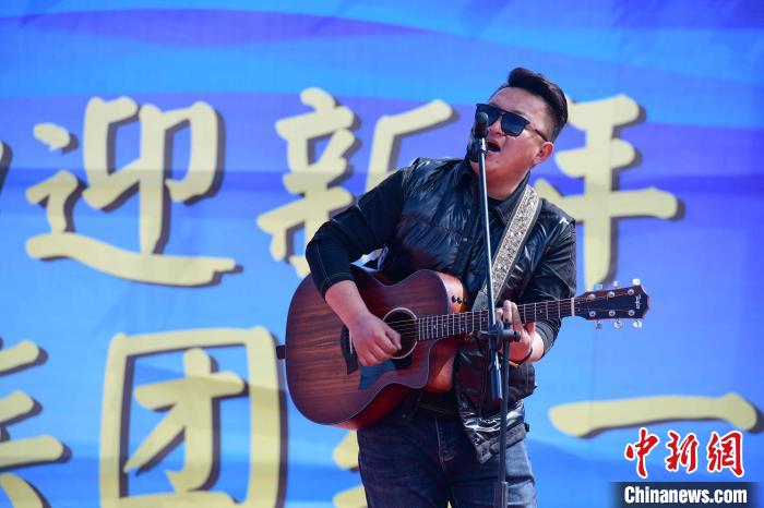 圖為文藝匯演現(xiàn)場(chǎng)?！∝暩聛?lái)松 攝