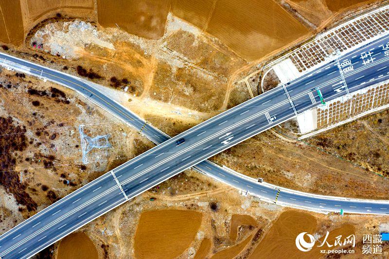 拉林高等級(jí)公路。徐馭堯攝