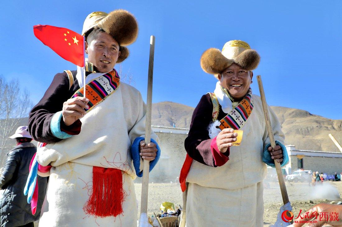 互敬青稞酒，祈福一年的豐收。人民網(wǎng) 次仁羅布攝