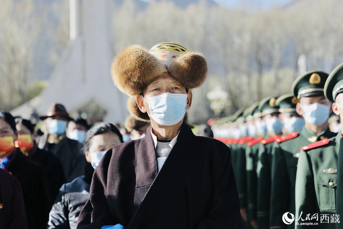 群眾代表們參加升旗儀式現(xiàn)場。人民網(wǎng) 次仁羅布 攝