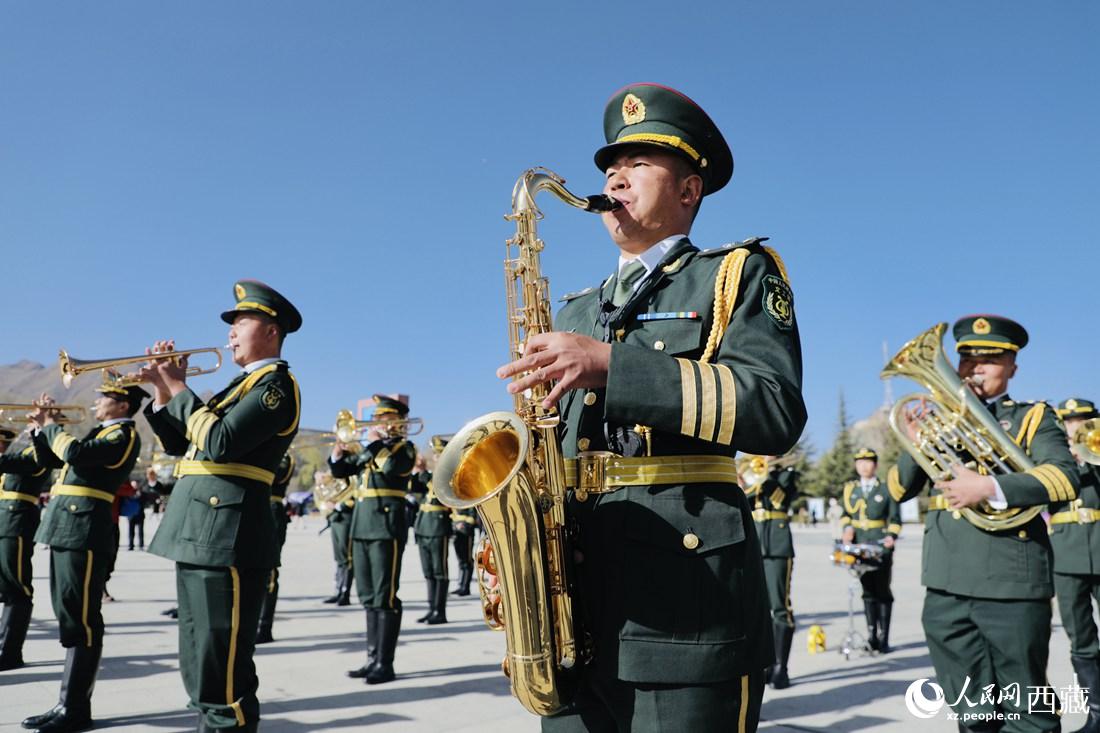 軍區(qū)文工團奏響國歌。人民網(wǎng) 次仁羅布攝
