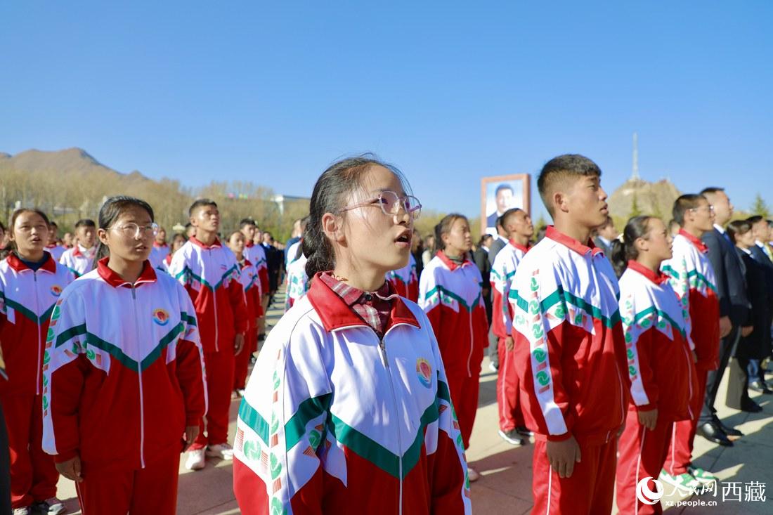 全體奏唱國歌。人民網(wǎng) 次仁羅布攝