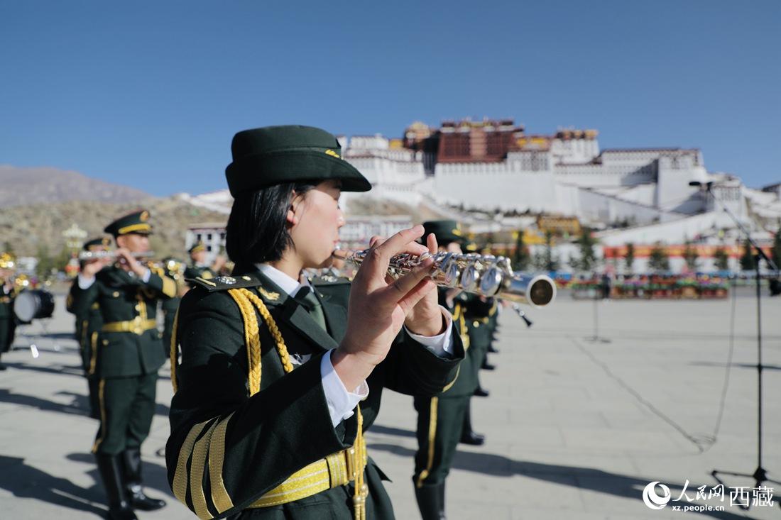 軍區(qū)文工團奏響國歌。人民網(wǎng) 次仁羅布攝