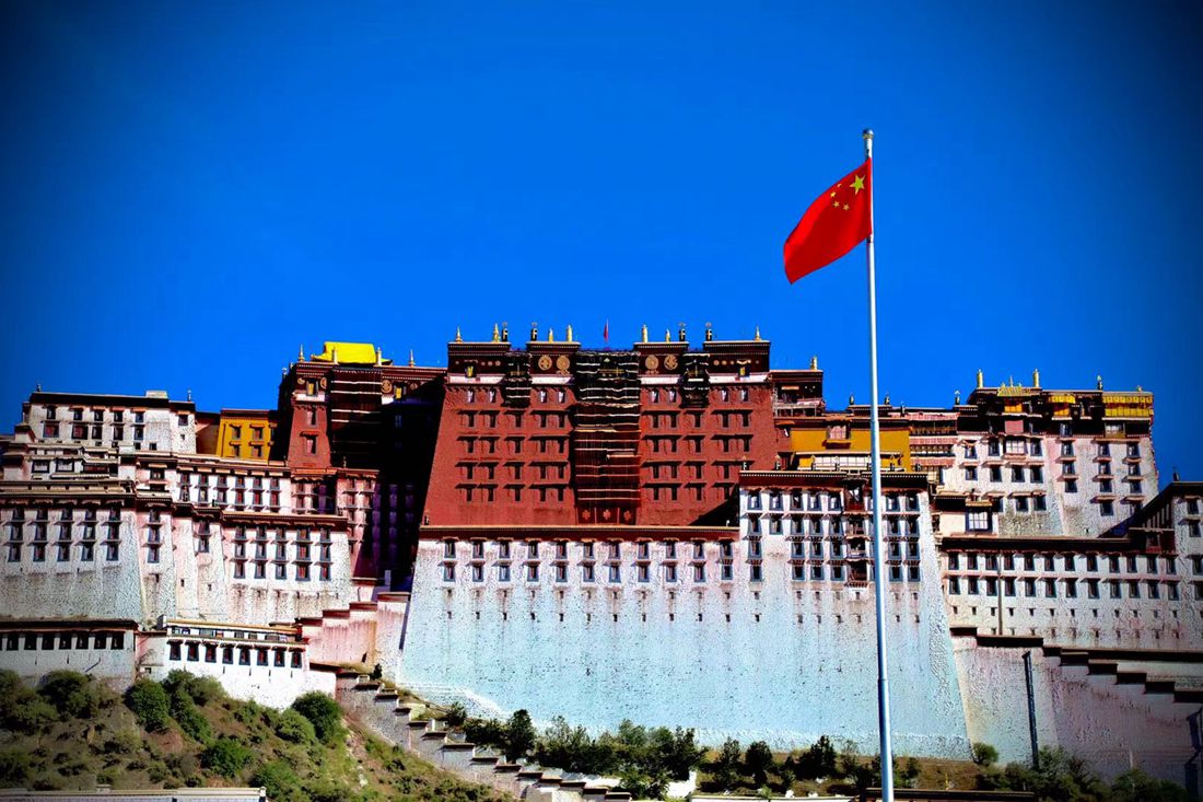 五星紅旗迎風飄揚。人民網(wǎng) 次仁羅布攝
