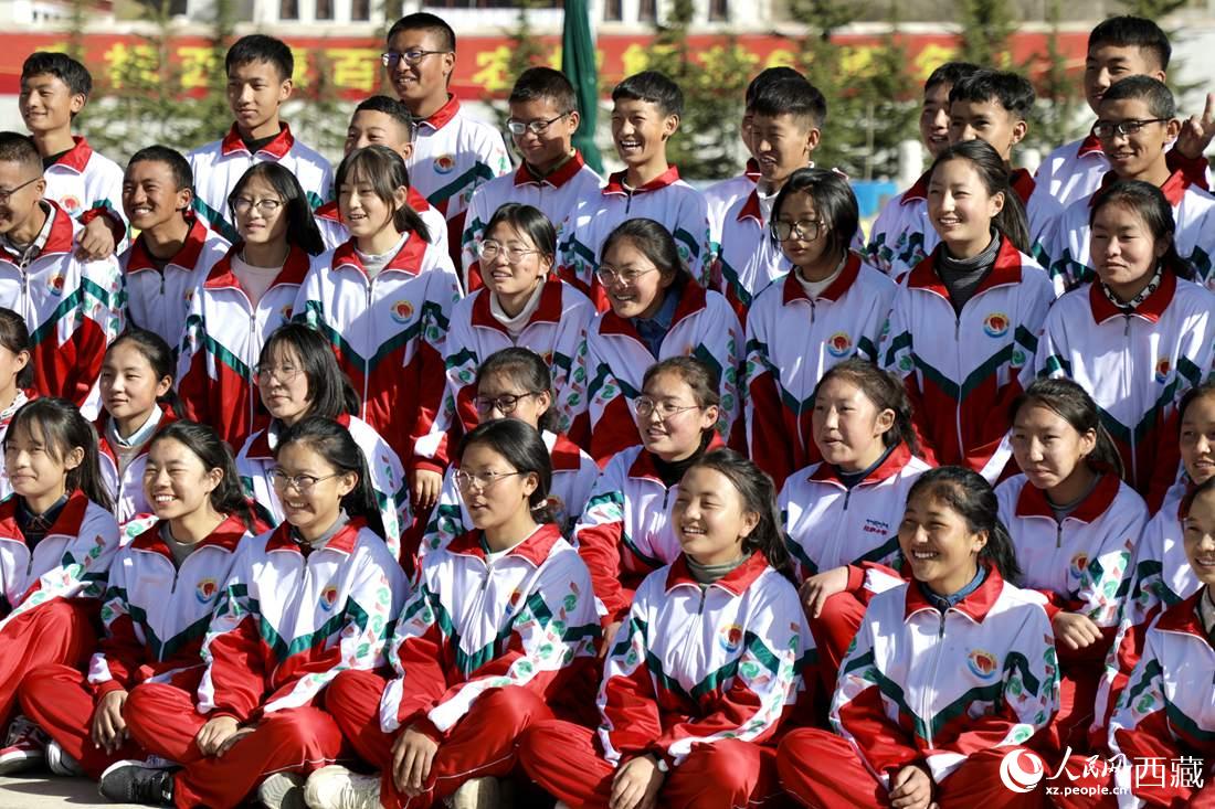 學生代表們合影留念。人民網(wǎng) 次仁羅布攝