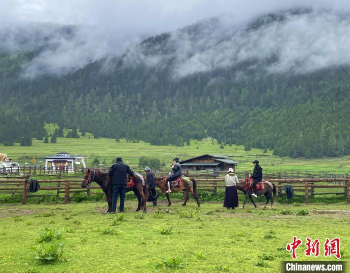 6月10日，游客在魯朗小鎮(zhèn)高山牧場景區(qū)體驗騎馬?！∪轿木?攝