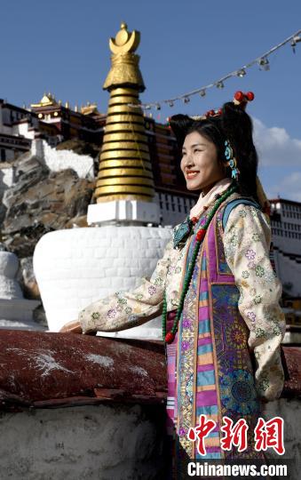 西藏自治區(qū)級非遺項目——拉薩服飾，圖為舊時拉薩貴族婦女的裝扮。