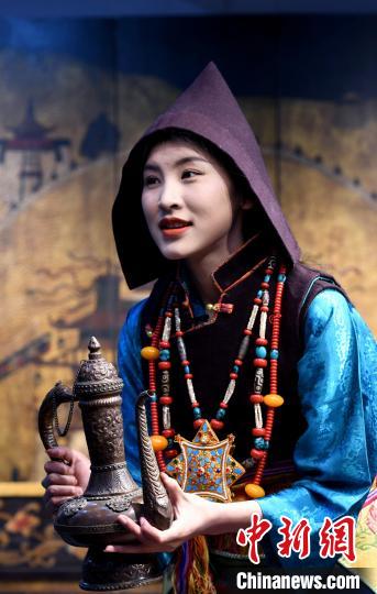圖為西藏自治區(qū)級非遺項目——山南浪卡子縣的羊卓服飾。　李林 攝