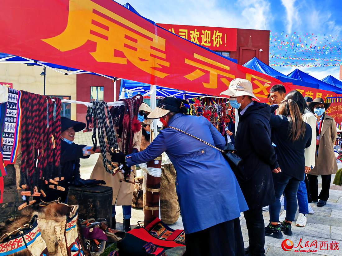 技能大賽現(xiàn)場引來不少客戶。人民網(wǎng) 李海霞攝