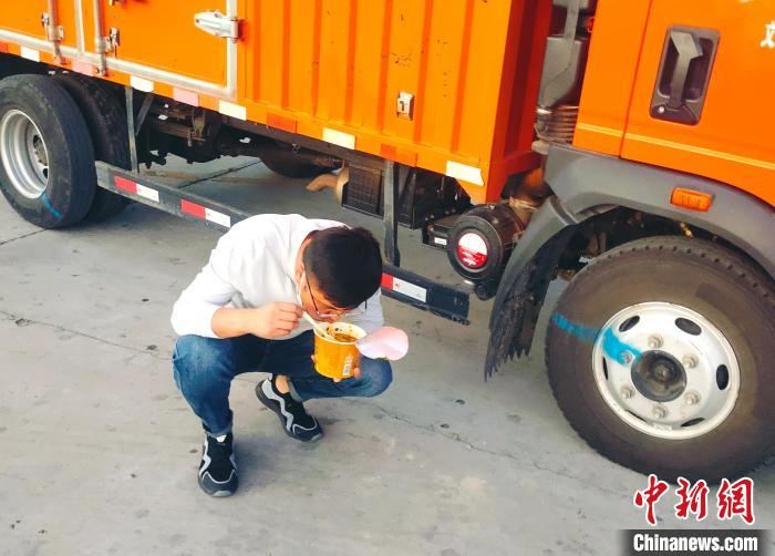 由于沿路疫情原因，閆光宇和朋友只能在服務(wù)區(qū)簡餐?！∴嵟?攝