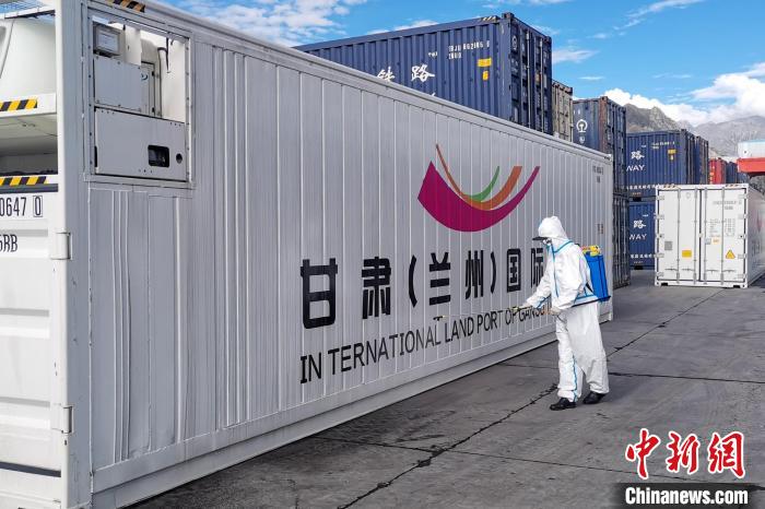 9月9日，甘肅省援助拉薩700噸生活物資“乘冷鏈專列”抵達(dá)拉薩?！F青藏集團(tuán)有限公司拉薩車務(wù)段 供圖