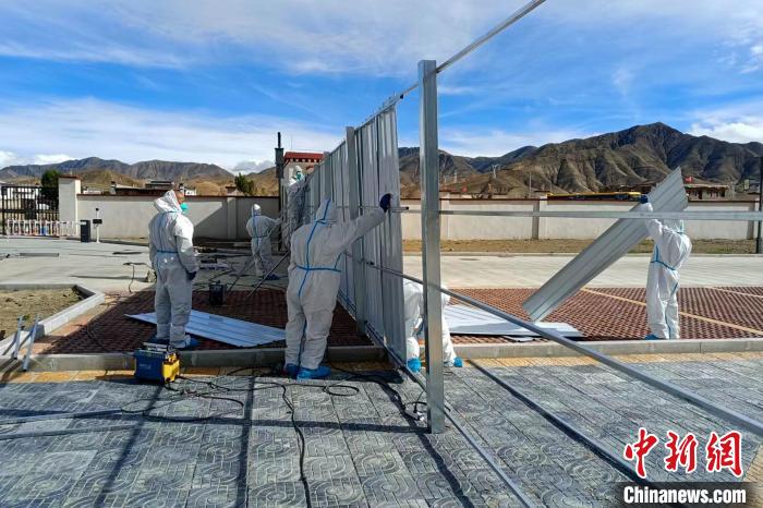 西藏金塔建設集團有限公司職工支援日喀則方艙建設?！∈茉L者供圖