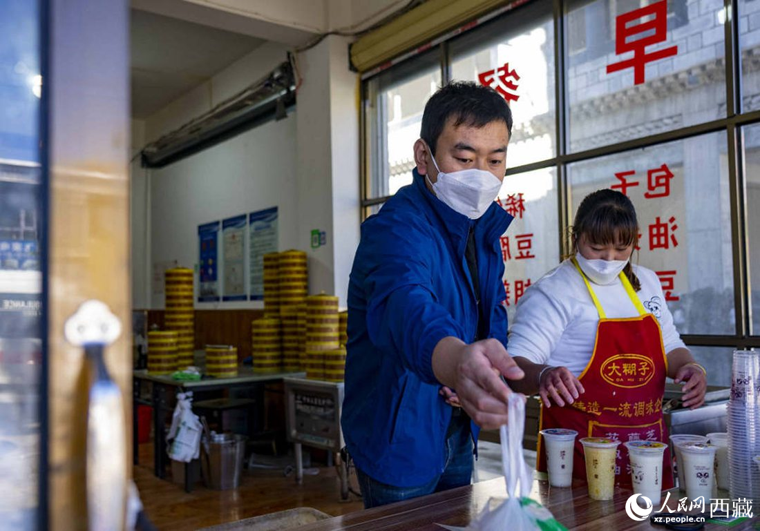 市民購(gòu)買早餐。人民網(wǎng) 次仁羅布攝