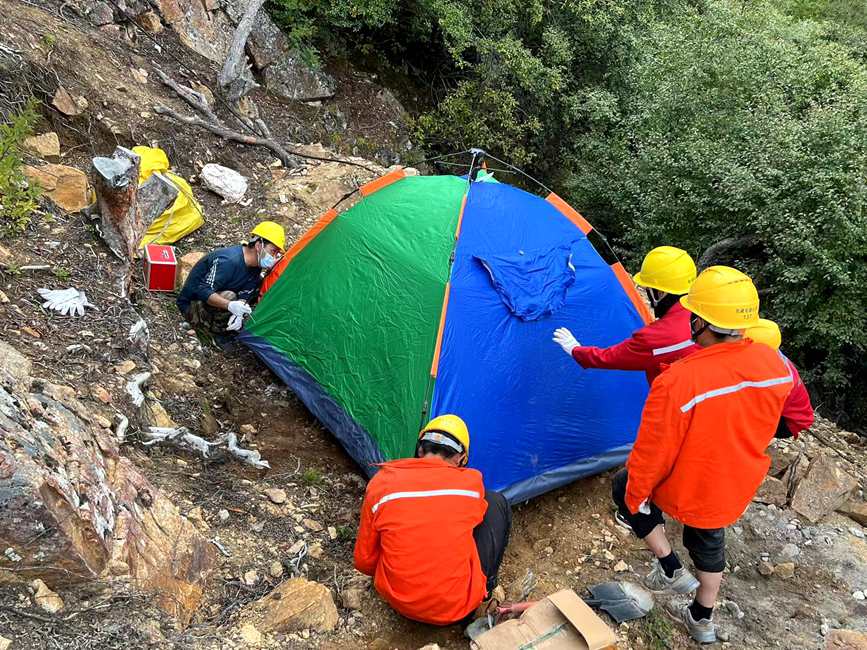 9月15日，電力施工人員正在施工點附近搭建暫居帳篷。白瑪多吉攝
