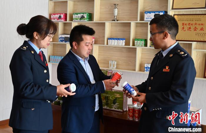 圖為林芝稅務(wù)部門上門了解企業(yè)情況，并宣講稅收政策。資料圖 趙朗 攝