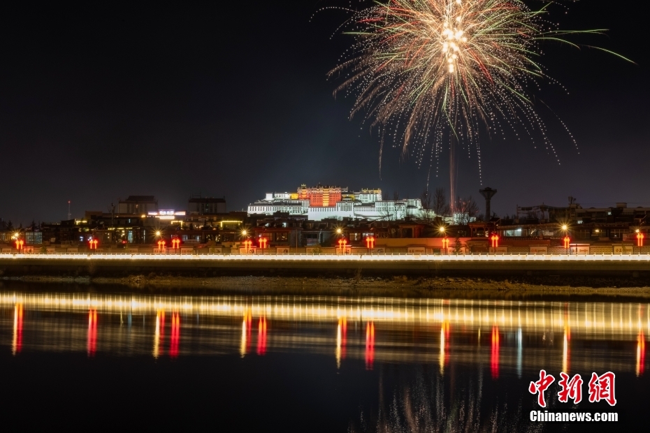 資料圖為2022年3月1日，拉薩迎來(lái)藏歷新年“古突夜”，煙花與被燈光照亮的布達(dá)拉宮交相輝映。 <a target='_blank' href='/'><p  align=